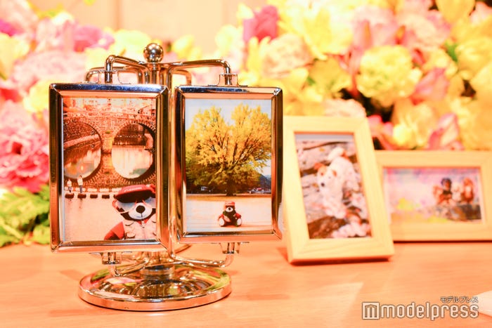 そのまま写真立てに飾って(C)モデルプレス