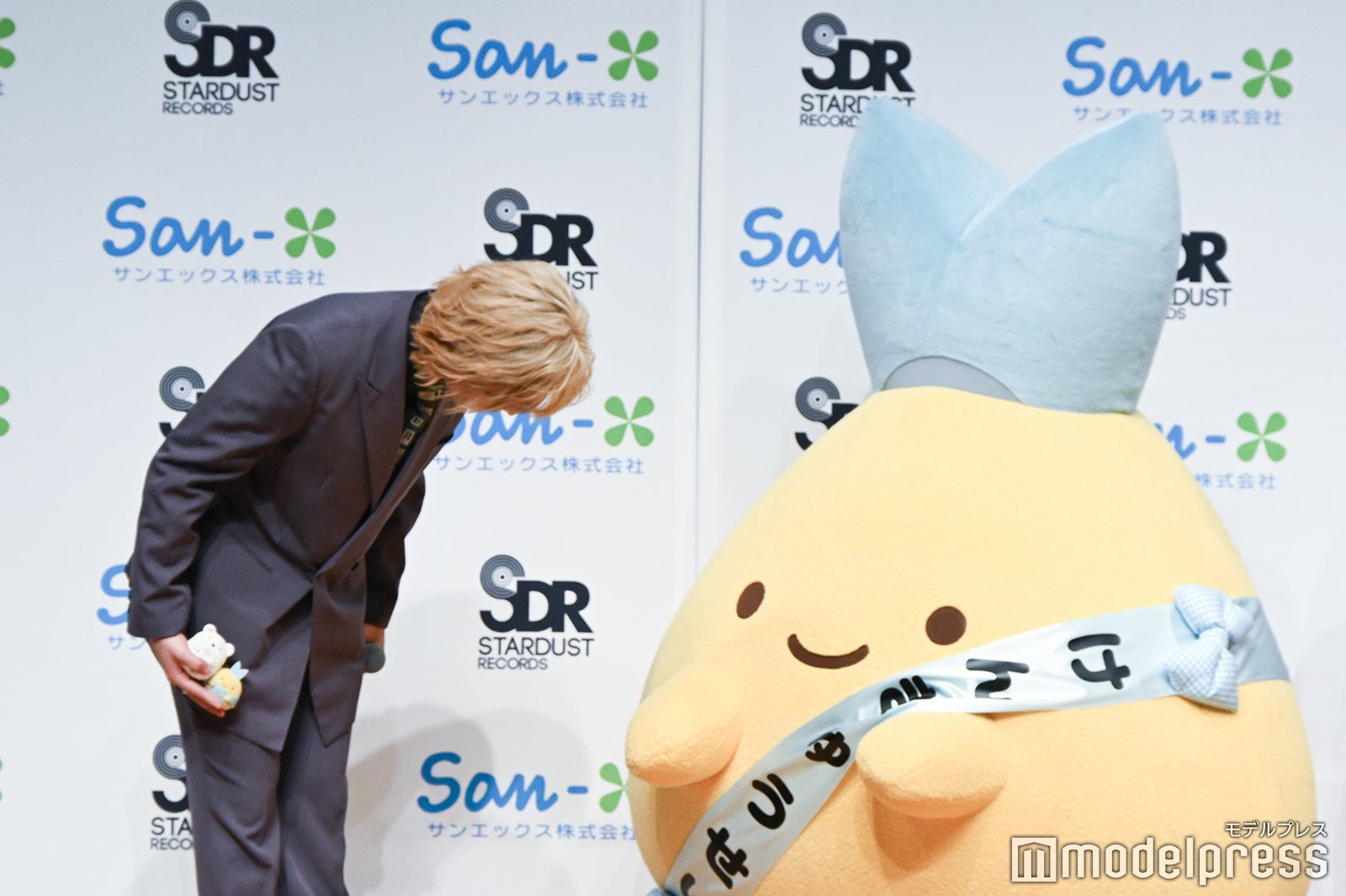 「しっぽず」に挨拶を教える吉田仁人（C）モデルプレス