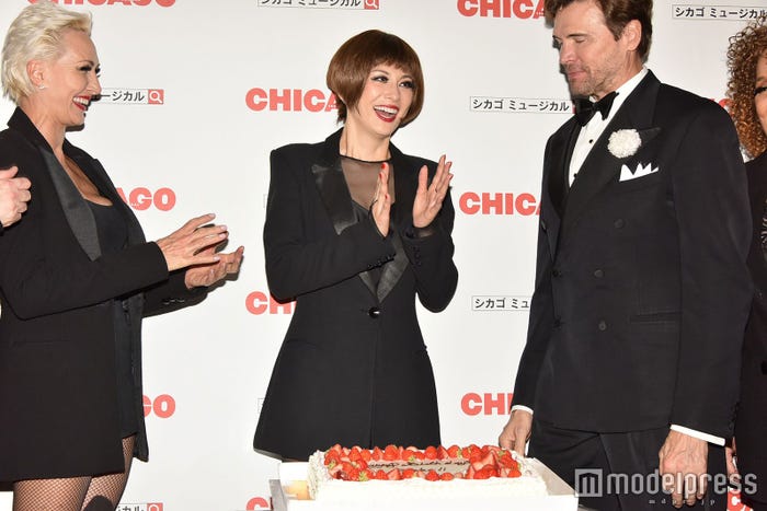 サプライズバースデーで祝われる米倉涼子(C)モデルプレス