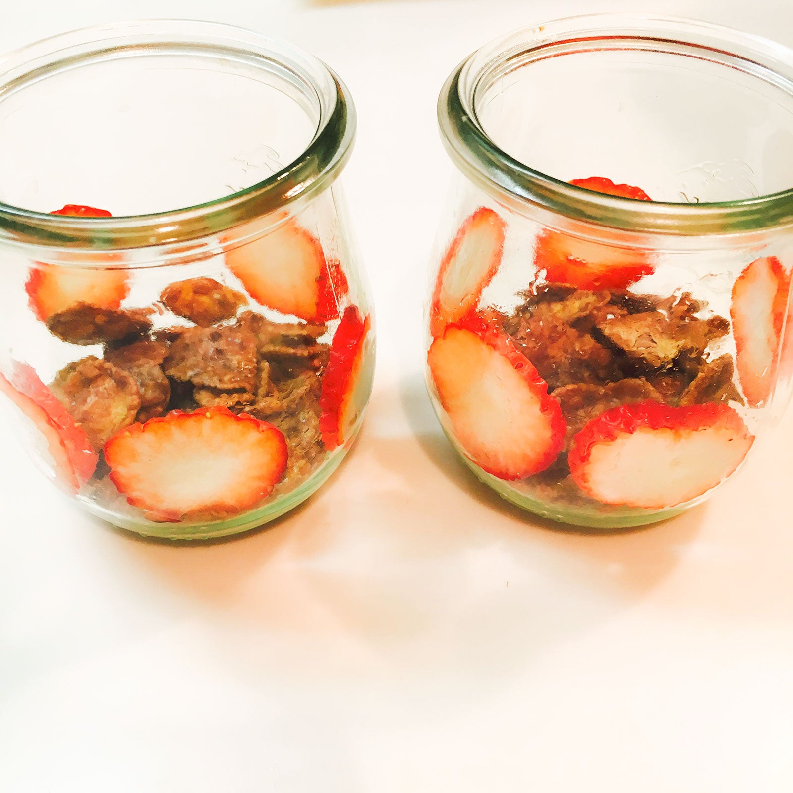 手順：4コーンフレークといちごを入れる／画像提供：柏原歩