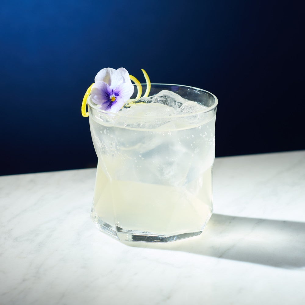 TEAVANA™ スプリッツァー シトラス ラベンダー セージ¥2,000（店内利用のみ）／画像提供：スターバックス コーヒー ジャパン