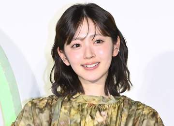 「久々にお腹を出しました」鈴木愛理 最強ビジュの肩出しオフショに反響続々「脚なっっっが！！」「クシュッとした笑顔が」