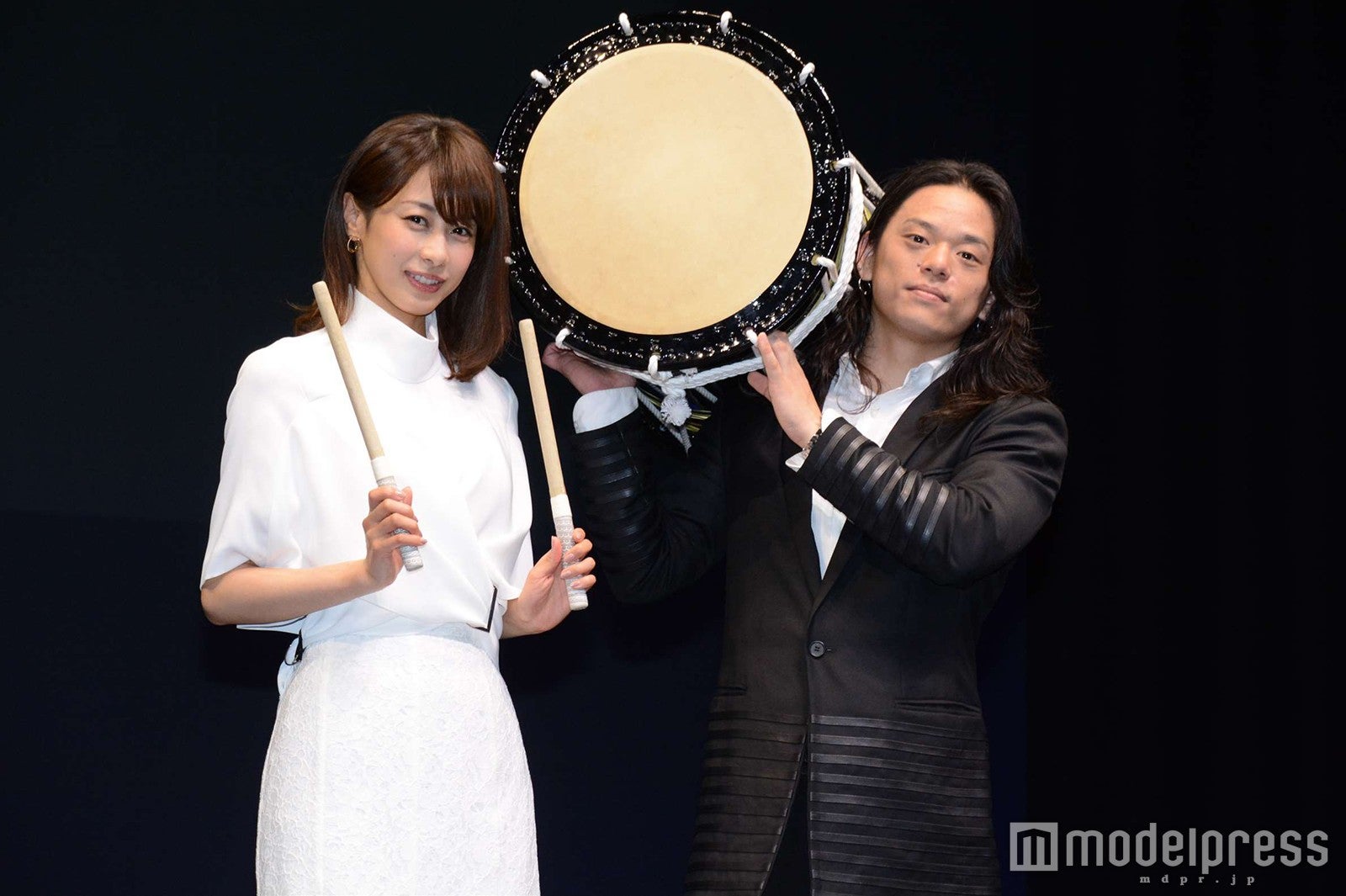 加藤綾子、岸野央明氏 （C）モデルプレス