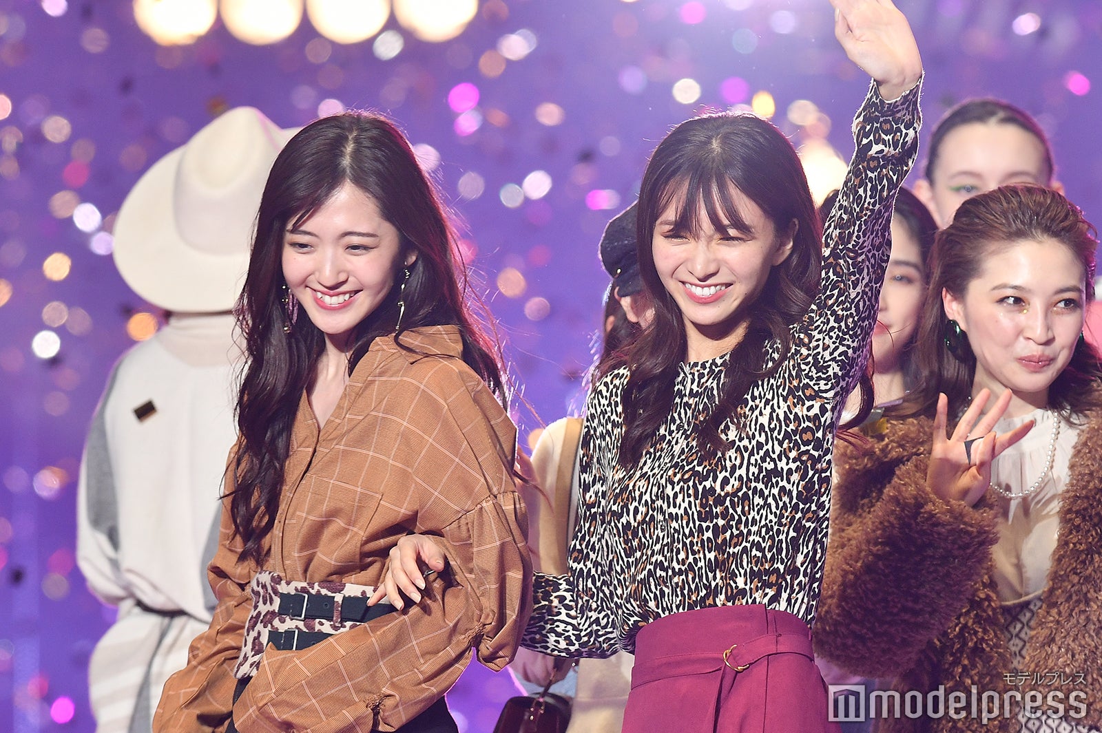 鈴木愛理、岡崎紗絵／フィナーレの様子（C）モデルプレス