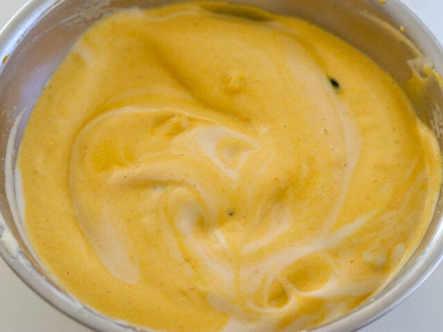 米油を加えて混ぜ合わせてから、つぶしたかぼちゃも加えて全体になじむまで混ぜ合わせる