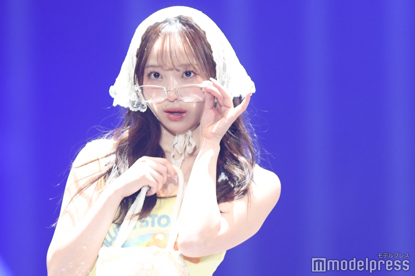 上智大卒・かとゆり、ほっそり二の腕輝くキャミ姿 メガネ外しにドキッ【サツコレ2025S/S】