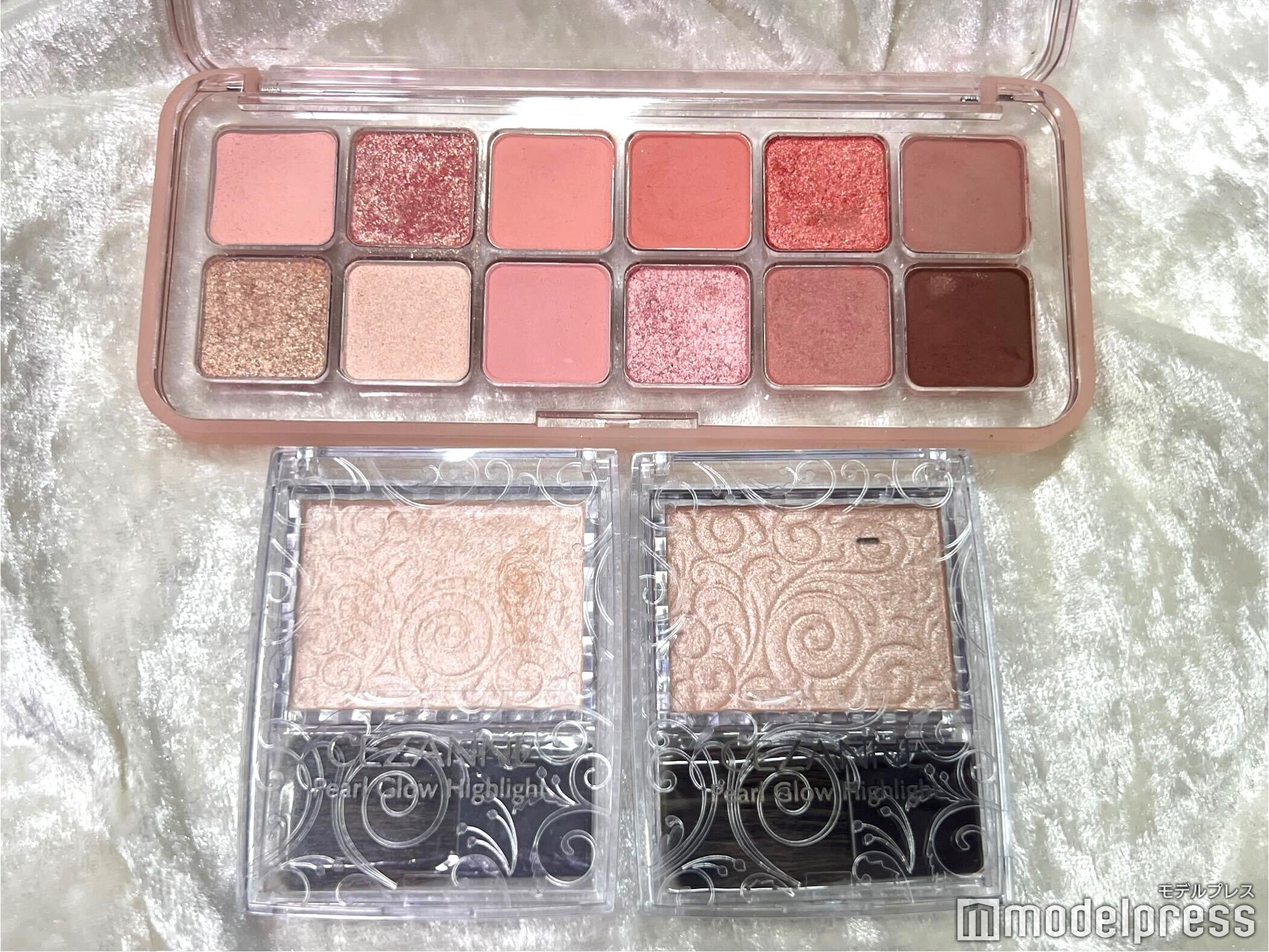 （上から）CLIO プロアイパレットエアー 9号 ビーチメイトアップル、セザンヌ パールグロウハイライト／01シャンパンベージュ、02ロゼベージュ（らら私物）