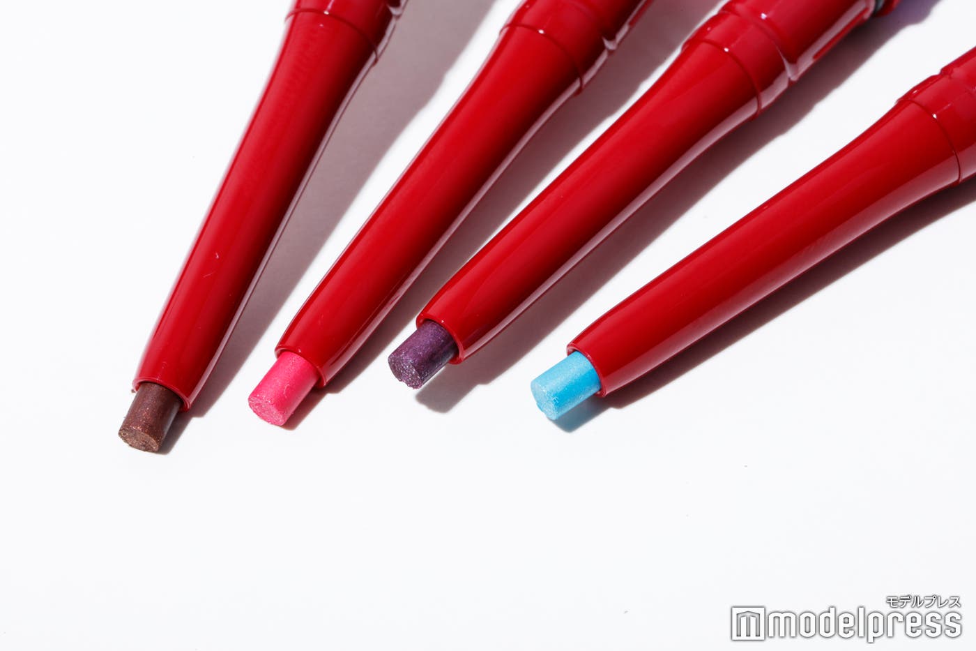 太ペンシルでなめらかな描き心地(C)モデルプレス