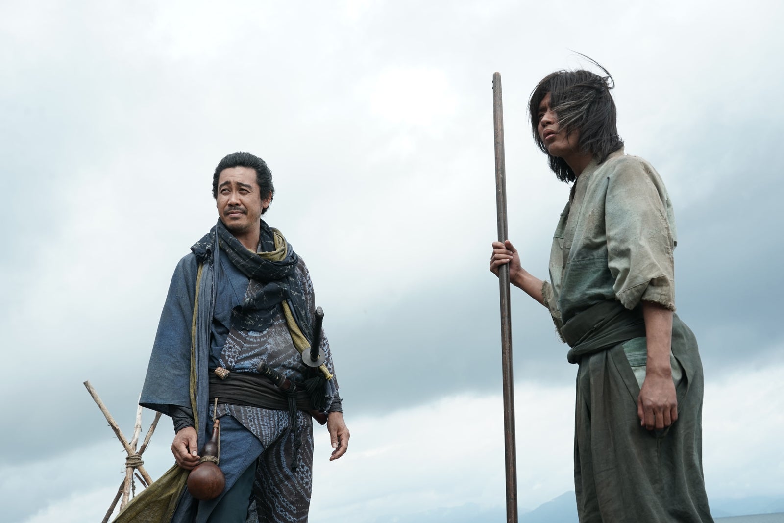 大泉洋、長尾謙杜（C） 2016 垣根涼介／新潮社（C）2025「室町無頼」製作委員会