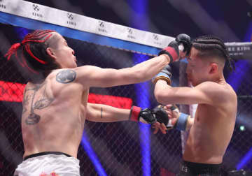 BD 元アイドルが衝撃の完勝 “叛逆の悪童”に右フック一閃でダウン奪取 金網上がり雄たけび