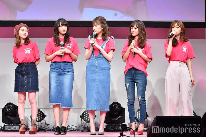 左から:加藤ナナ、渡辺梨加、吉田朱里、西川瑞希、上西星来(C)モデルプレス