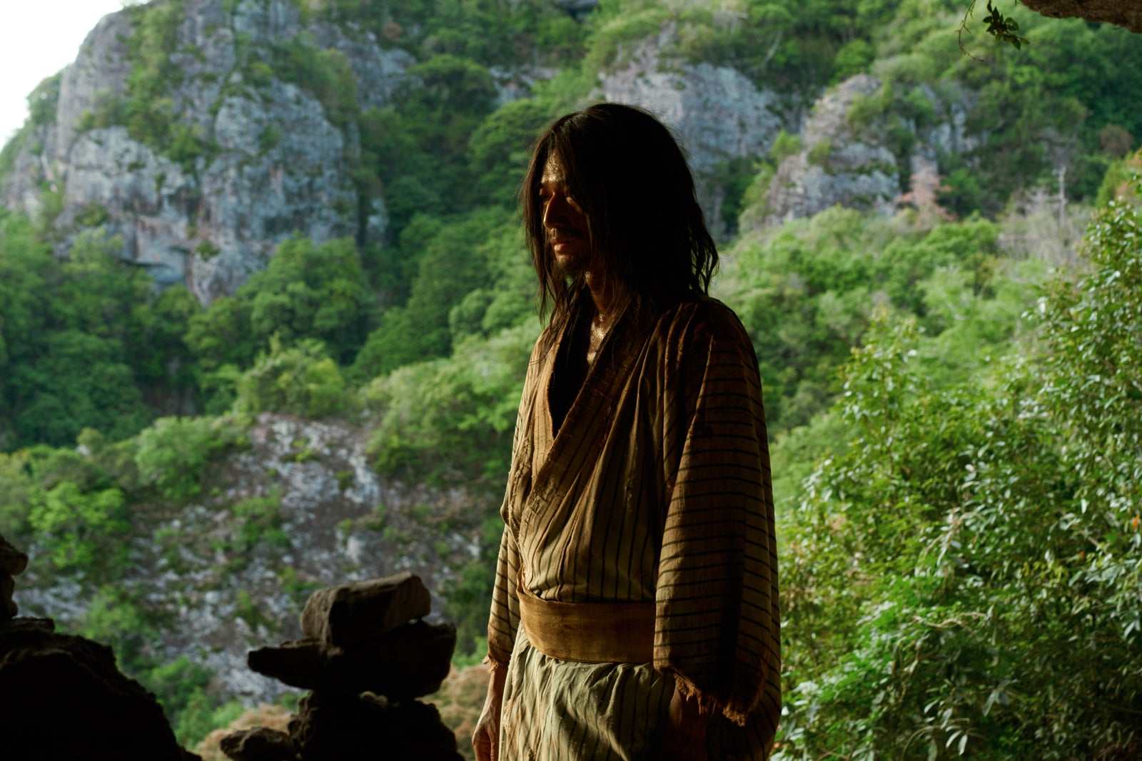 永山瑛太主演「恩讐の彼方に」映画化決定 岩壁を見つめる異様な姿解禁