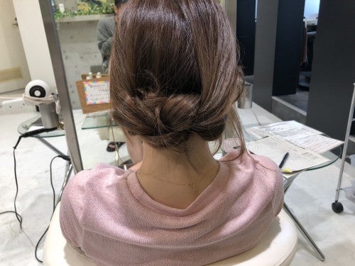 毛先を隠すようにピンで耳裏あたりに髪を留めていきます。