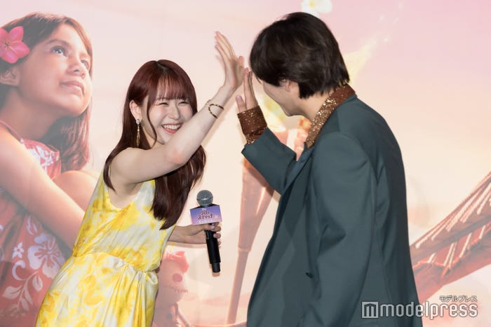 MOMONAとハイタッチする中村海人(C)モデルプレス