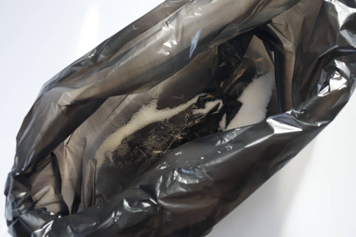 携帯トイレ　凝固剤投入後