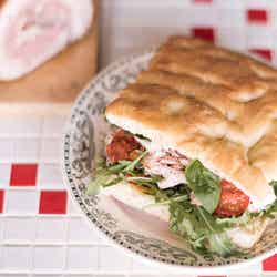 フレッシュメイドのモッツァレラチーズサンドイッチ/画像提供:ベイクルーズ