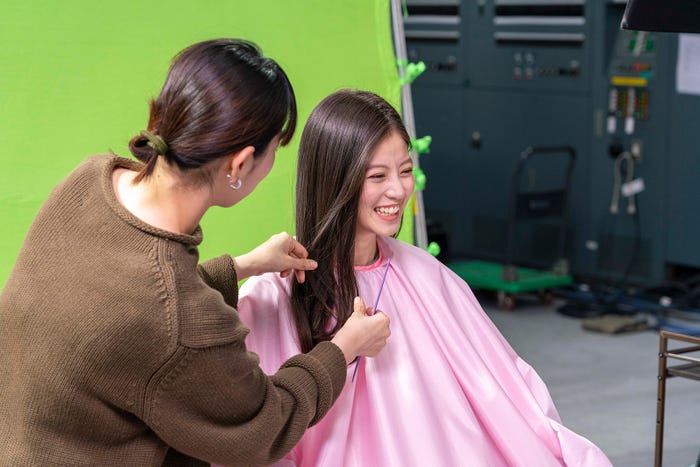 今田美桜/新CM「おトクみ、あふれる」篇オフショット(提供写真)