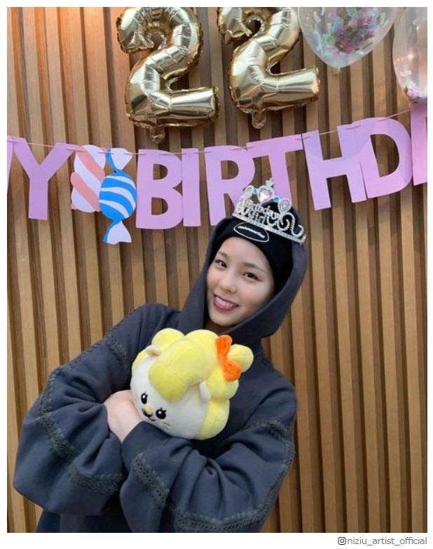 NiziUマコ、誕生日迎え祝福殺到 写真公開で“フードの中”に注目集まる