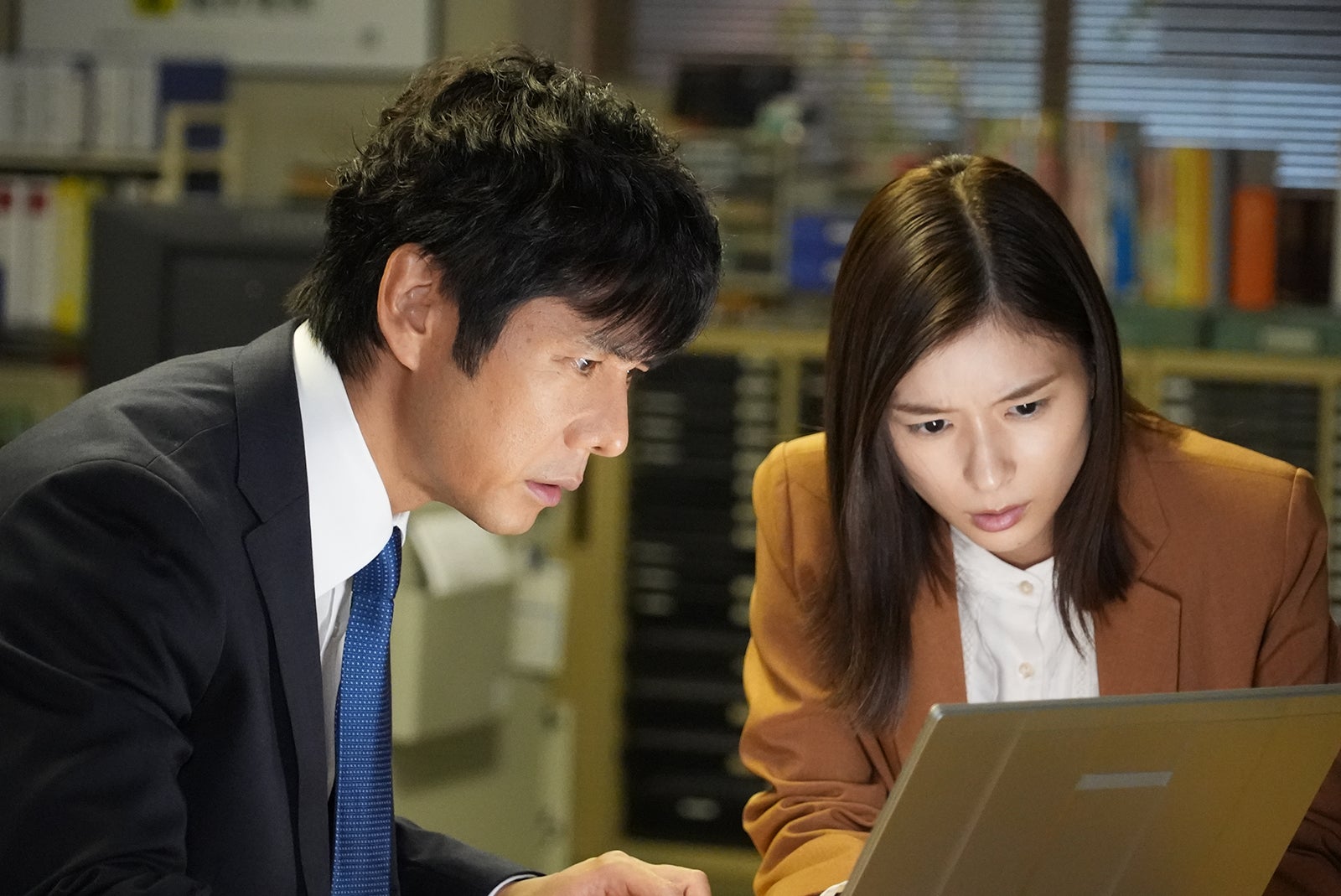 西島秀俊、芳根京子／「真犯人フラグ」第5話より（C）日本テレビ