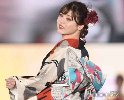 井手上漠、艶やか振袖姿で上品な笑顔輝く<関コレ2022S/S>