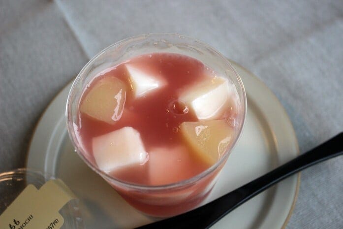 桃のジュレはソースのようにとろっとした食感