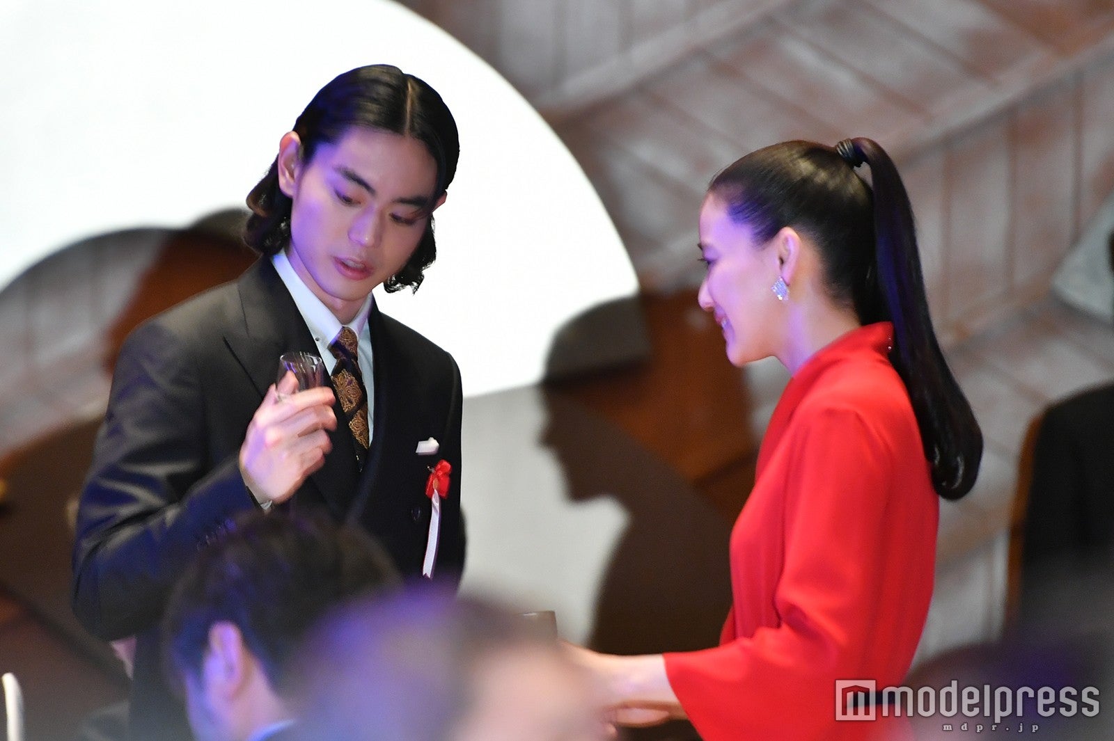 談笑する菅田将暉、蒼井優 （C）モデルプレス