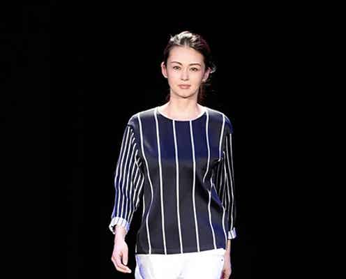 モデル桜井裕美、ホワイトショーパンで美脚を披露 観客の視線を釘付けに