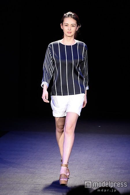 モデル桜井裕美、ホワイトショーパンで美脚を披露 観客の視線を釘付けに【モデルプレス】