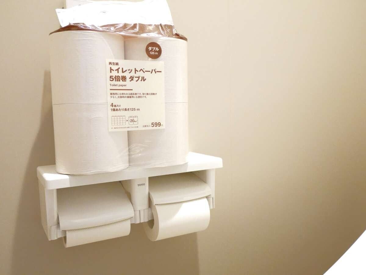 5倍巻きダブルのトイレットペーパーが棚にストックされホルダーにセットされている様子