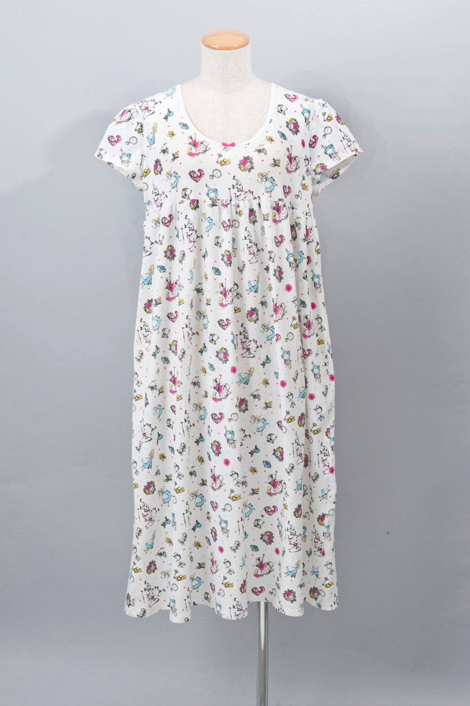 ワンピースレディースM、L　各￥3,300（C）Disney