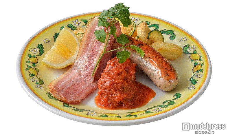 サルメリアピアット（サルシッチャ、イタリアンミートボール、パンチェッタ）¥1450／（C）Disney