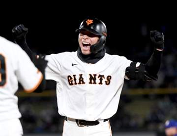 巨人が逆転勝ち 平山が逆転V打 試合前に泉口アクシデントも代役出場の小浜が好機演出