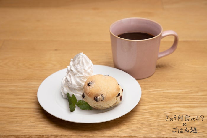 “可愛いカフェ”のコーヒー<br>
ドリンク単品 590円(税別)<br>
小さなスコーン付セット 990円(税別)/画像提供:パルコ