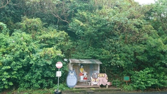 地元の消防団の有志が造った「トトロのいるバス停」（2021年10月撮影）