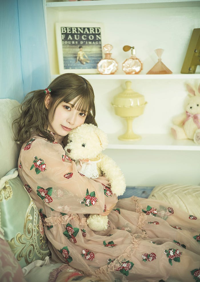 東村芽依 1st写真集「見つけた」通常版裏表紙(C)藤本和典/白夜書房