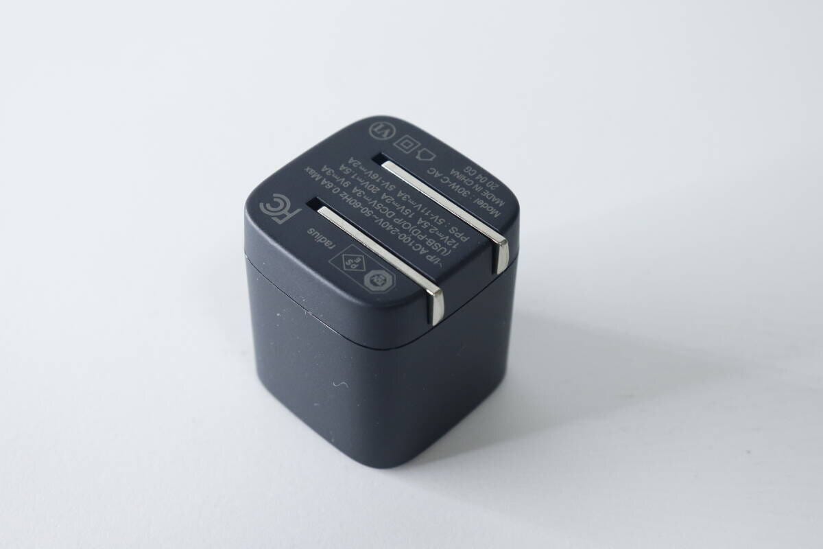 ダイソーGaN充電器本体の収納型プラグ部分を斜めから ダイソーGaN充電器本体の収納型プラグ部分を斜めから