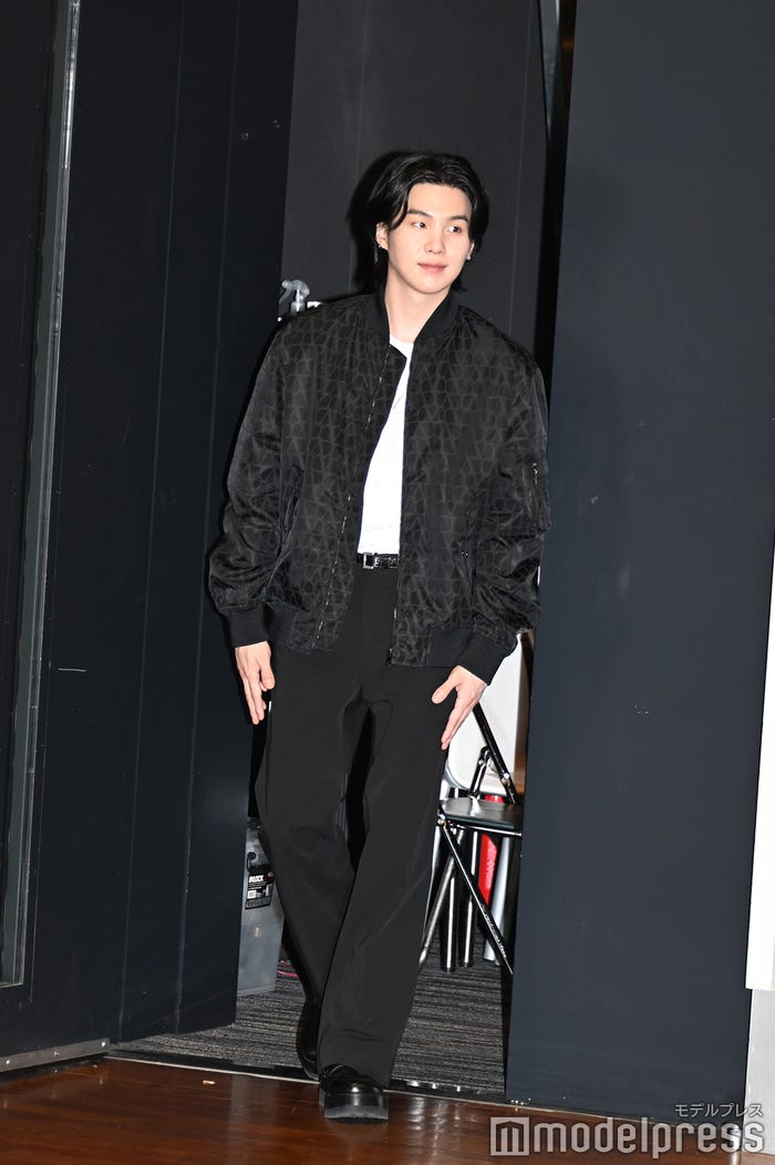 報道陣の前に現れるSUGA(C)モデルプレス