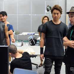 「コカ・コーラ・ゼロ」の新CM(9月3日よりオンエア)の撮影を行ったEXILE・ATSUSHI(左)とTAKAHIRO(右)/メイキングカット