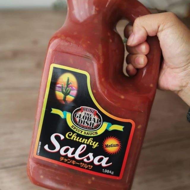 手に持ったチャンキーサルサ