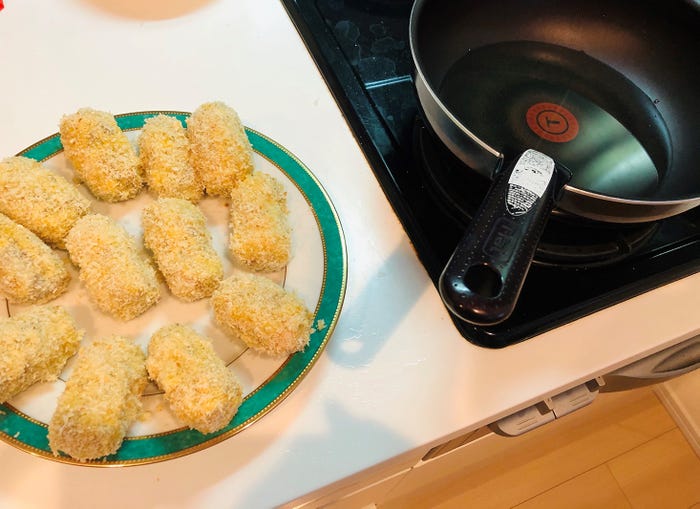 コロナ禍で自宅で料理する機会が増えてます。実家からじゃがいもを送ってもらったのでコロッケを!たくさん作っておいて冷凍!(提供写真)