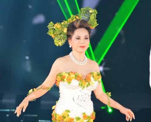 デヴィ夫人、超ミニドレスで美脚披露 イケメン引き連れドレスを脱ぎ捨てる