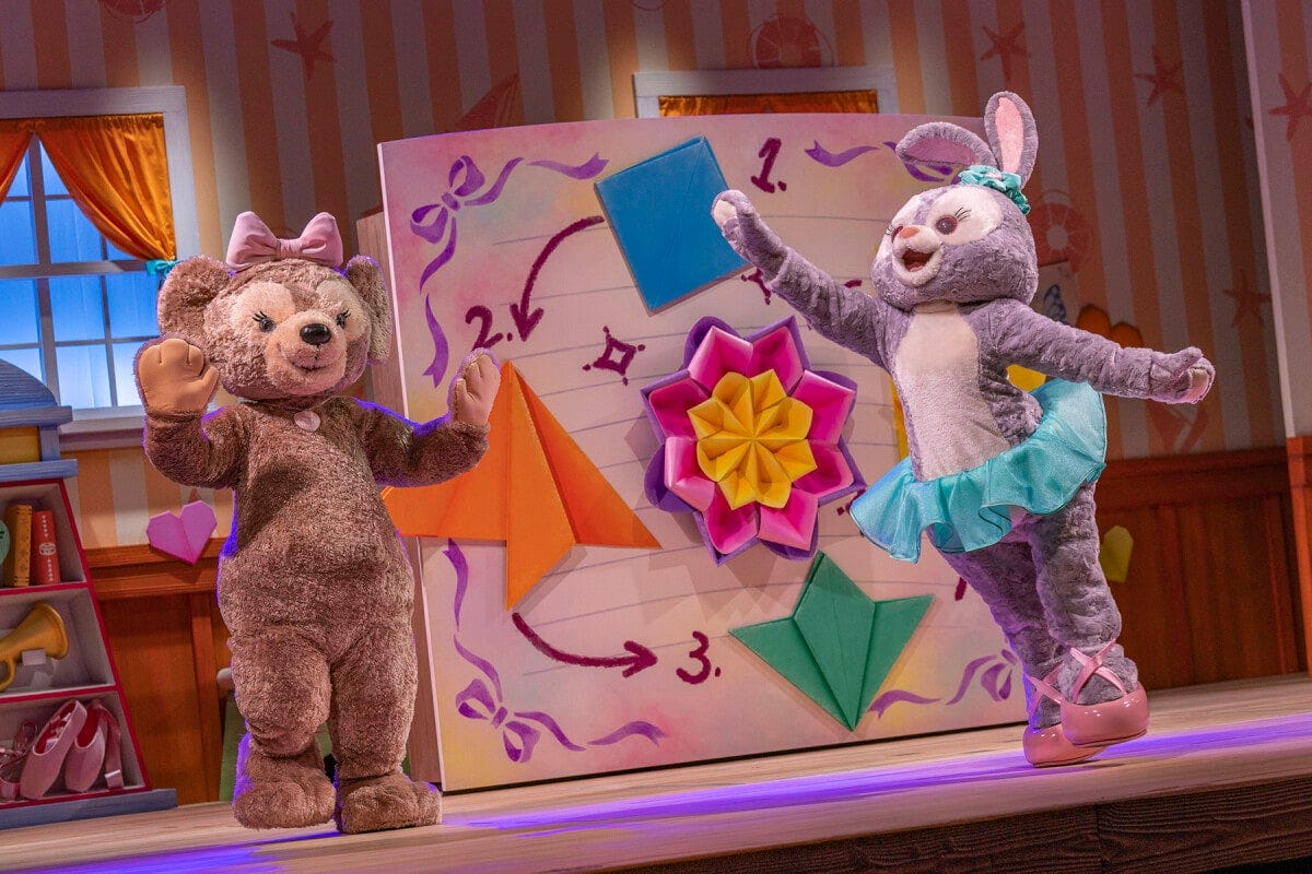 シェリーメイとステラ・ルーは折り紙でパーティーの飾りを。ステラ・ルーのダンスも楽しそうです