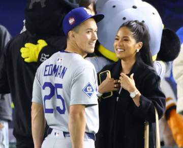 ドジャース地区S突破 エドマン夫妻も喜びキス 2歳イーライ君がじーーっww「なんて愛おしい家族」「最高に可愛い！」