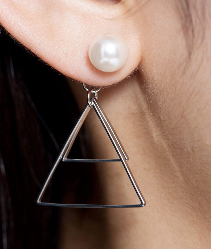 ダブルトライアングルパールピアス「DEPARTMENT」1,188円(税込)/画像提供:DEPARTMENT