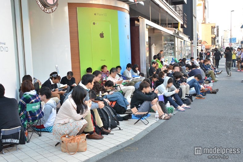 早朝から行列を作る「iPhone」ファン