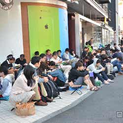 早朝から行列を作る「iPhone」ファン