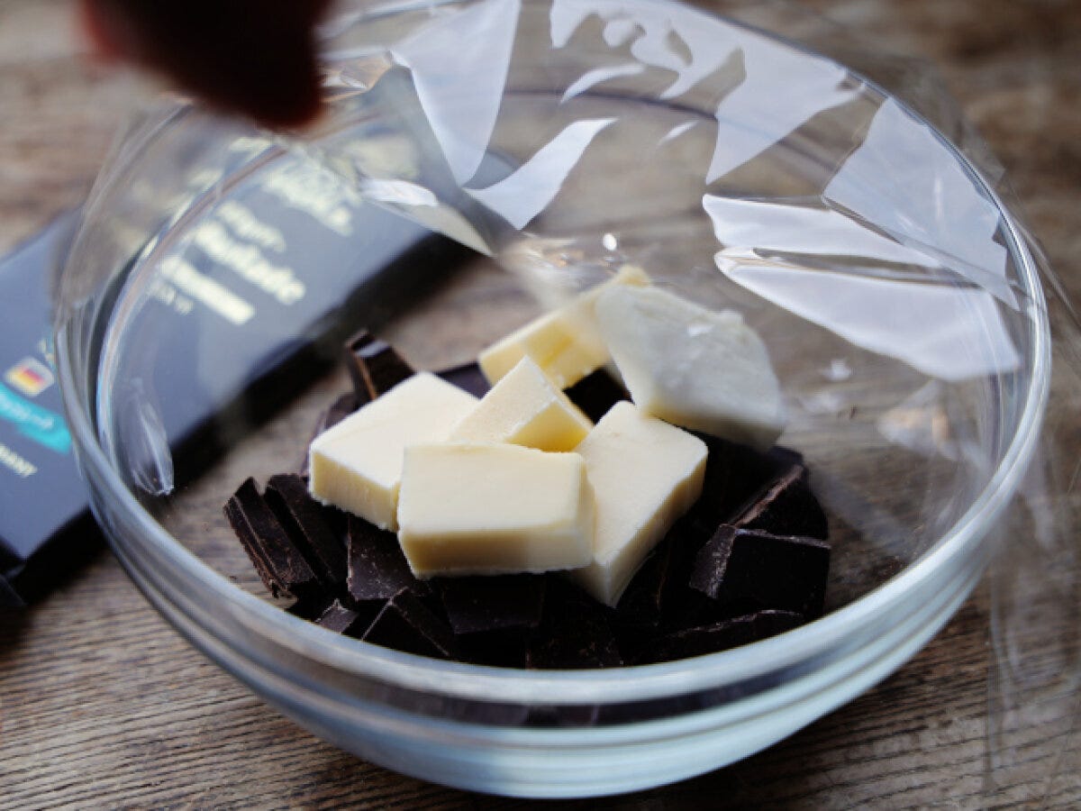 チョコレート200gと適当な大きさに切った無塩バターを耐熱ボウルに入れる