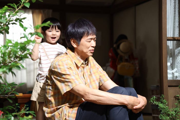 加藤柚凪・時任三郎/「監察医 朝顔」特別編より(C)フジテレビ