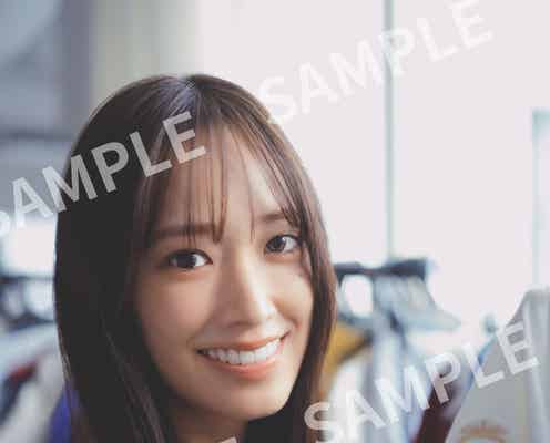 日向坂46佐々木久美、歴代衣装に囲まれ笑顔 1st写真集ライブ会場購入特典解禁【めくる日々】