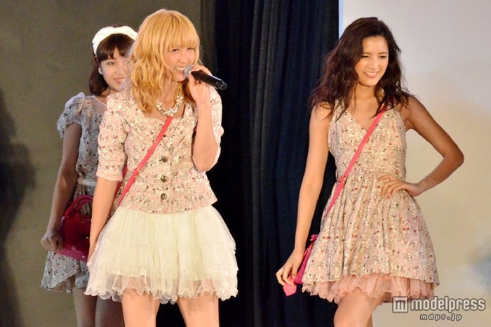 (左から)Ami、藤井萩花